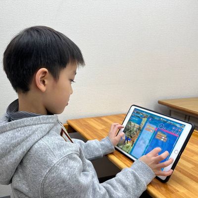 プログラミングの授業の様子です。タイピングにも取り組み、HALLOで行われるタイピングコンテストにも参加します。