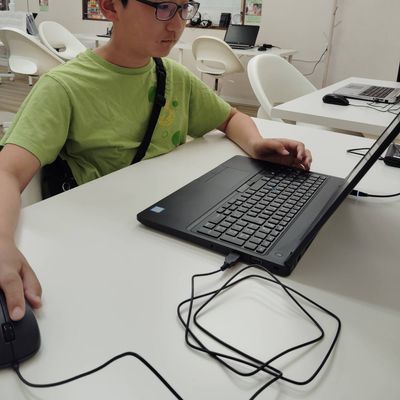 熱心に制作活動に励んでします。