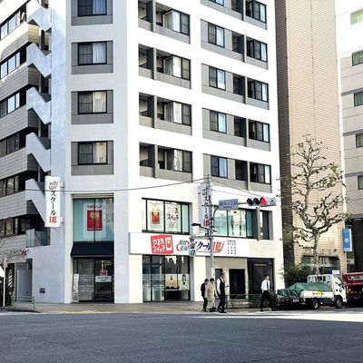 カフェ・ベローチェさんを通過し、「新川一丁目交差点」にスクールIE茅場町校がございます。