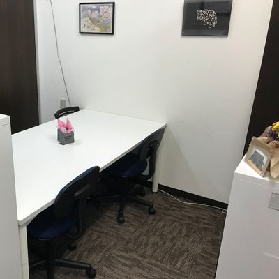 生徒同士向き合ってプログラミング！仲間と知恵を出し合います。