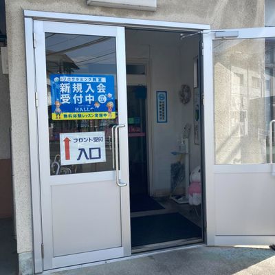 教室入口はHALLOのステッカーが目印です！