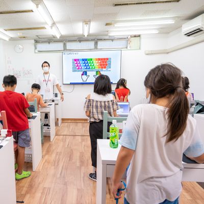 授業の始まりはみんなで挨拶するところから始まります