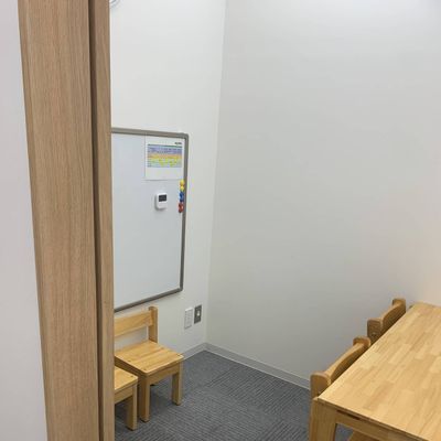 お友達のことが気になって、ひとりでじっくりとやりたいお子様へは小さなお教室もご用意しています。