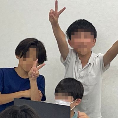 【初級コース】同じチームの別の先輩が指導交代！カメラを向けると笑顔でビース！ふたりともめっちゃ笑顔です！
