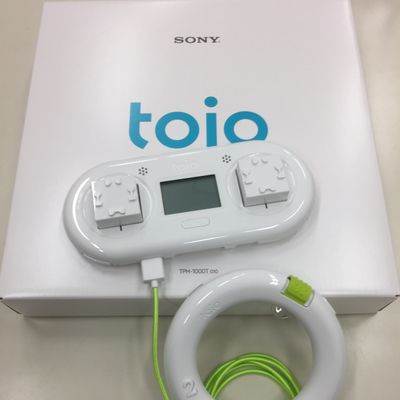 タブレットコースで使用する「toio(トイオ)」というロボットです！