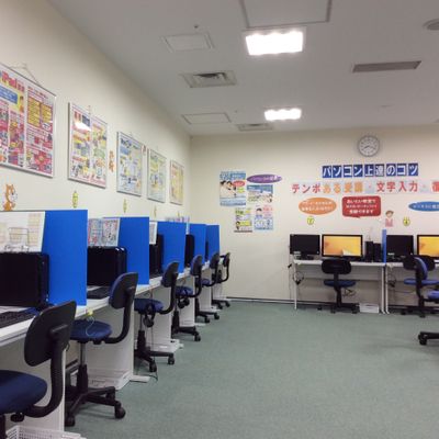 授業スペースは姉妹校のパソコン教室も運営しています