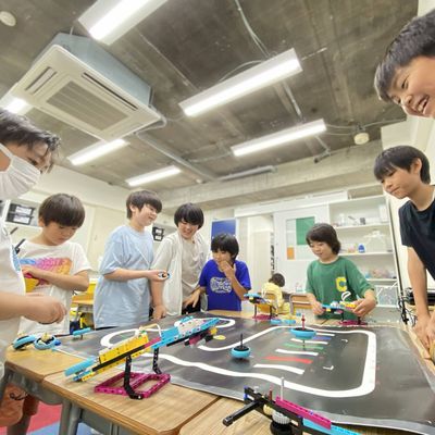 交流会では専用のコースを使って実際にロボットを動かします。