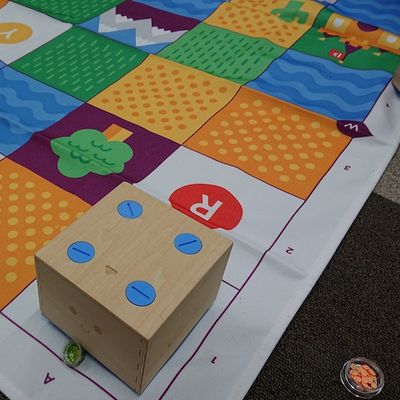 幼児はキュベットを使って木の玩具でプログラミングを学びます