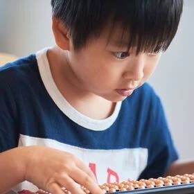 集中する男の子