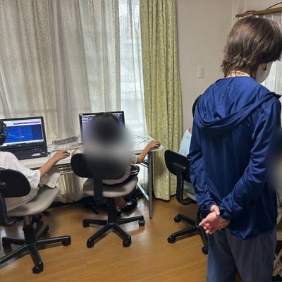 先生が後ろからヒントを与えてくれるよ！