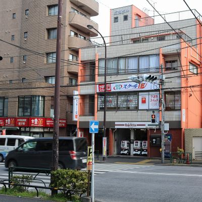 教室外観　明治通り沿い　業務スーパーさん並び