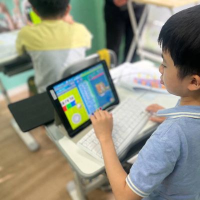 日本語ブロックでゲームやパズルを解く感覚で楽しみながら学習を進めます。