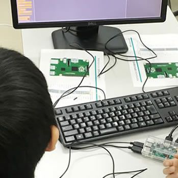 定期開催のITワークショップで、幅広いスキルを育成