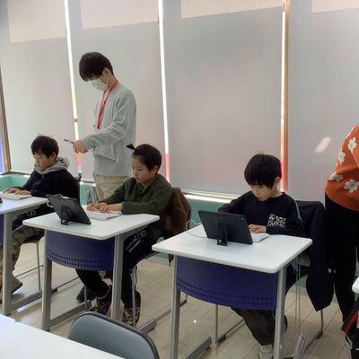 コーチ1名に対して最大3名まで、お子さまごとにきめ細やかな指導を行っております。