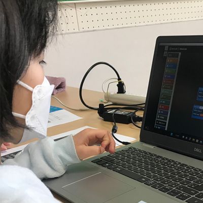 マイクラプログラミングのレッスン様子で、作成したプログラミングを関数化をしている様子です。