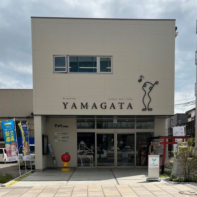 店舗正面です。ロゴマークは、いらして下さった方々に何か希望をお持ち帰りいただきたいと思い地元デザイナーの岡部様に創っていただきました。ロゴタイプは何度もいらしていただける様にと願いを込めてリピート記号