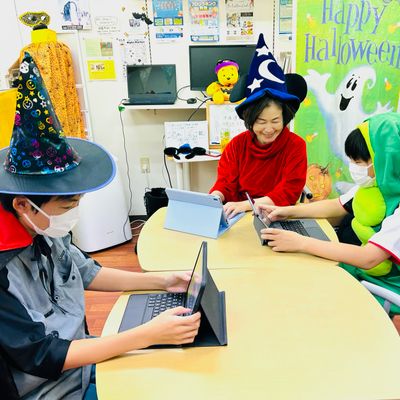 英語教室と併設なので１０月末のレッスンでは子供たちもコーチも仮装してレッスンします。