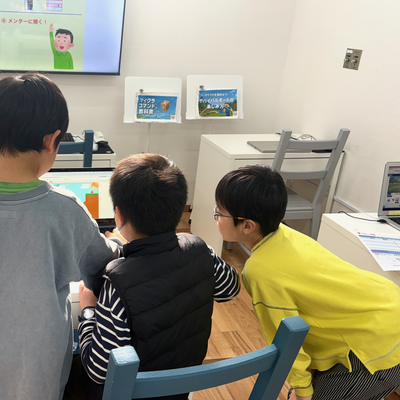ある生徒が制作中のゲームの周りに、別の生徒たちが自然と集まってきた場面です