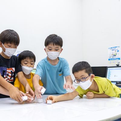 Scratchコースのグループ学習ではみんなでアイデアを出し合います。