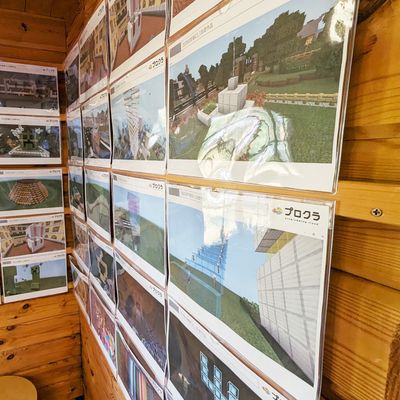 毎月の発表会での作品を壁一面に。保護者さまに成果として見ていただけるようにしています。