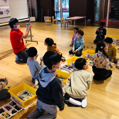 幼稚園へ訪問し、出張レッスンをしている様子です。幼稚園や中学校へ出張レッスンによく伺います。