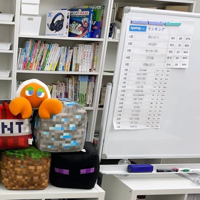 西宮北口教室の癒しグッズ！マイクラクッションとはっくんぬいぐるみ！子どもたちのお気に入りです！