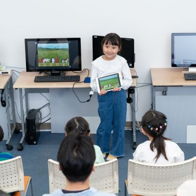 クラスメイトや保護者様の前でオリジナル作品を発表します。自分の言葉で伝える力や構成力が身につきます