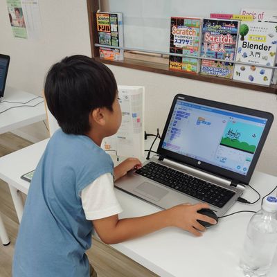 作品発表会に向けて制作を頑張っています。