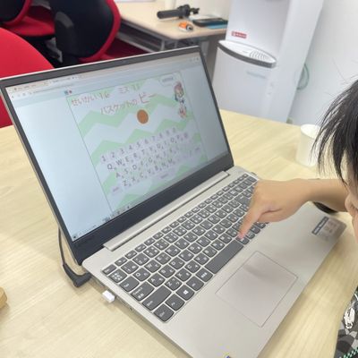 まずはアルファベットを覚えよう！！Scratchに触れながらスラスラ覚えられます！