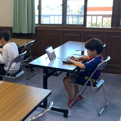 3人レッスン風景。広々とした教室で真剣に学習しています。