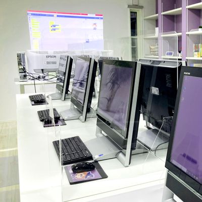 全席アクリルパネルを設置しています