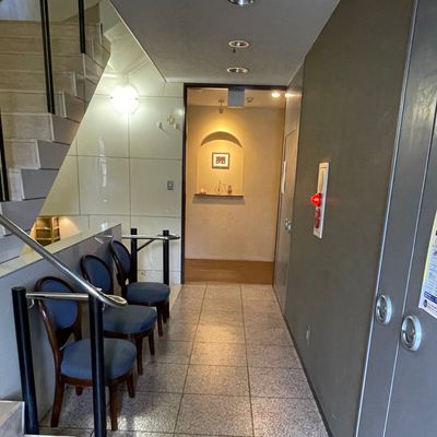 エレベーターで４階に降りたところです！廊下の奥がハックです！通路にある椅子はビルが用意してくださっている待合用で保護者さまも利用できます！