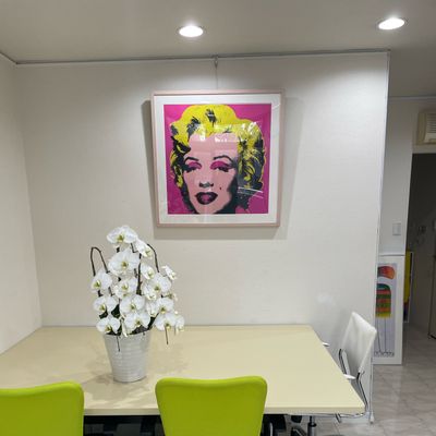 教室内観８(Warholのピンクマリリンがお迎えします）