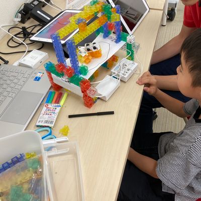 低学年向けコースではレシピ通りに進めるだけではなく、自らの工夫を考える時間も。パーツを加えて豪華にしたり、動きを足したり。アレンジを通して発想力・創造性を鍛えます。【2023年6月撮影】