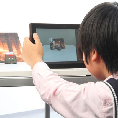 作品を写真に撮る子ども
