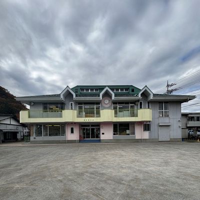 国道20号沿いにございます！入口が少し狭いので、お車の場合はお気を付け下さい！