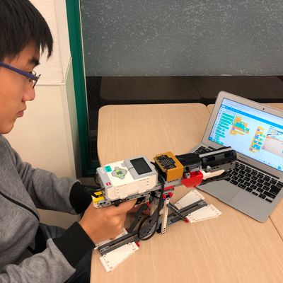 生徒による自由制作（EV3にmicro:bitを組み込みScratchで動かすシューティングゲーム）（撮影：2019年10月）