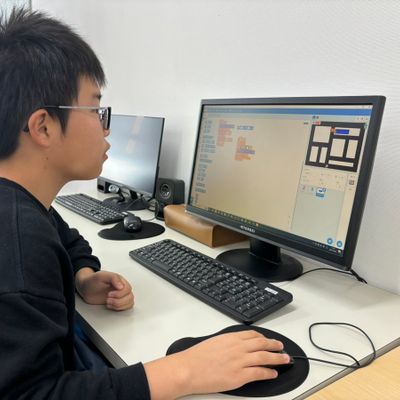 テレビ番組をもとにゲーム製作している様子です！