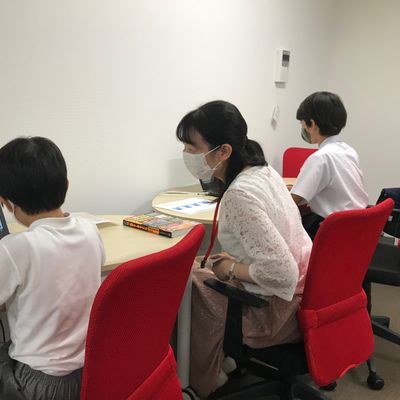 授業風景　先生1名に生徒3名までの個別指導です