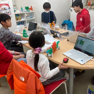 授業の一コマ。指導者はあくまでも教えるのではなく、子どもたちそれぞれの希望や進捗に沿って質問したり相談に乗ったりすることで引き出す役割があります。【2023年12月撮影】