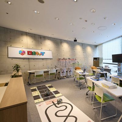 保護者の方は、教室の中だけでなく待機スペースでお待ちいただくことも可能です。
