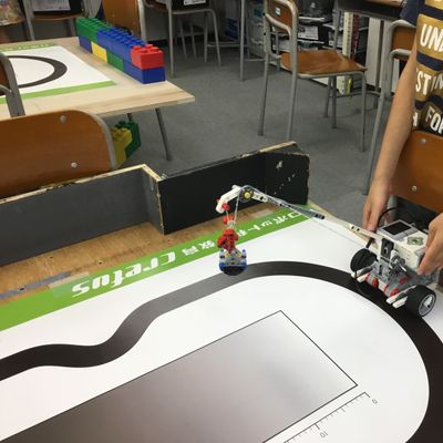 生徒さんは、元気よく和気あいあいとしながらも、お互いのロボットの良いところを取り入れるなど、切磋琢磨しています。