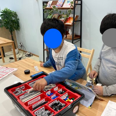 協力して組み立てています