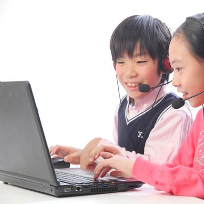 プログラミングを行う子ども