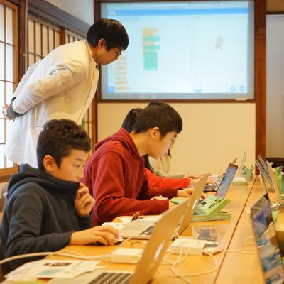 旅館だった建物をリノベーションした落ち着いた教室