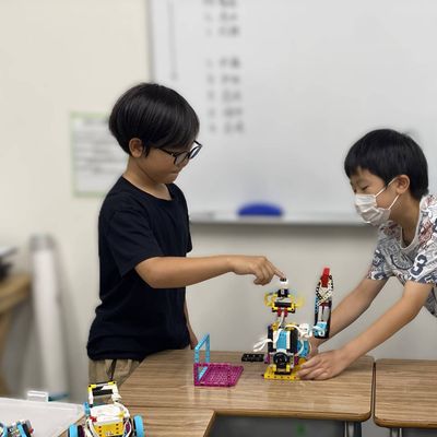 二子玉川交流会での一コマ。自分が制作したロボットをみんなに試してもらっています。