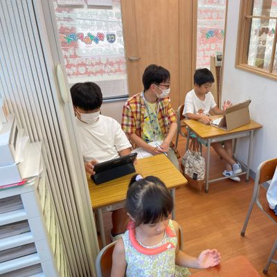 お子様自身での問題解決の手助けをする「コーチング」や、「チャイルド・アイズ」の「知育レッスン」でも行っている、「独自のメソッド」を用いてのレッスンを行っております。