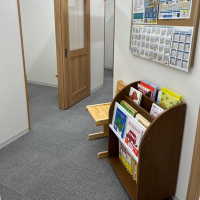 廊下が保護者の待合スペースとなっております