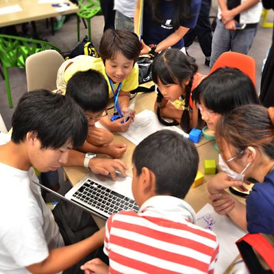 夏休みなど、単発で参加できるワークショップ「ラボ」も定期開催