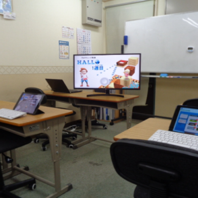 基本3名の小集団授業でプログラミングの授業を行います。タイピングの練習時間もあり、驚くべき速さと正確さを身につけていただけます。
